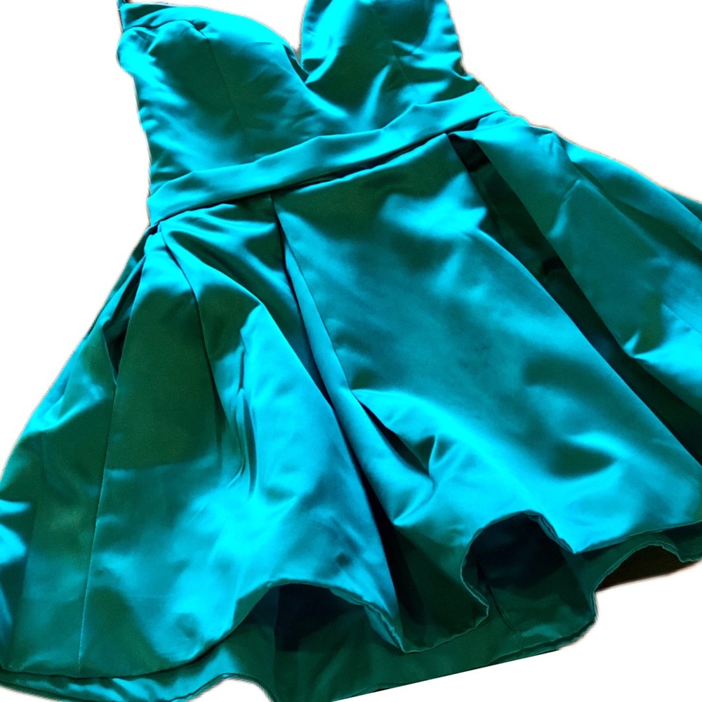 STUNNING GREEN SATIN HALTER COCKTAIL DRESS W/POCK